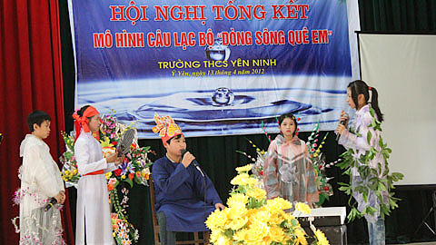 CLB Dòng sôn quê em, Trường THCS Yên Ninh(Ý Yên) biểu diễn văn nghệ tuyên truyền về bảo vệ dòng sông, môi trường
