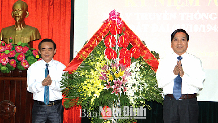 Đồng chí Trần Văn Chung, Phó Bí thư Tỉnh ủy, Chủ tịch HĐND tỉnh trao tặng lẵng hoa tươi thắm cho ngành TN và MT tỉnh. Ảnh: Do cơ sở cung cấp